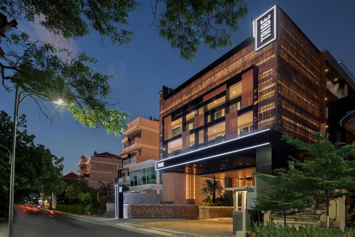 해 질 무렵 길에서 본 호텔 건물