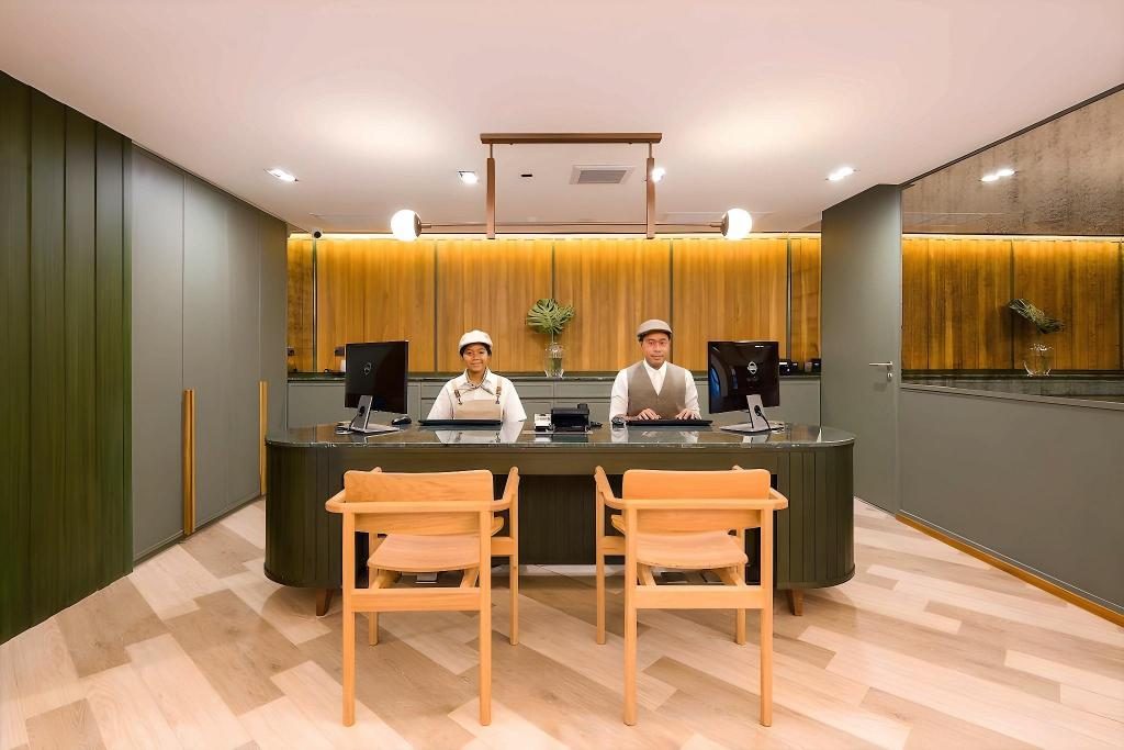 나무 의자가 놓인 프런트 데스크