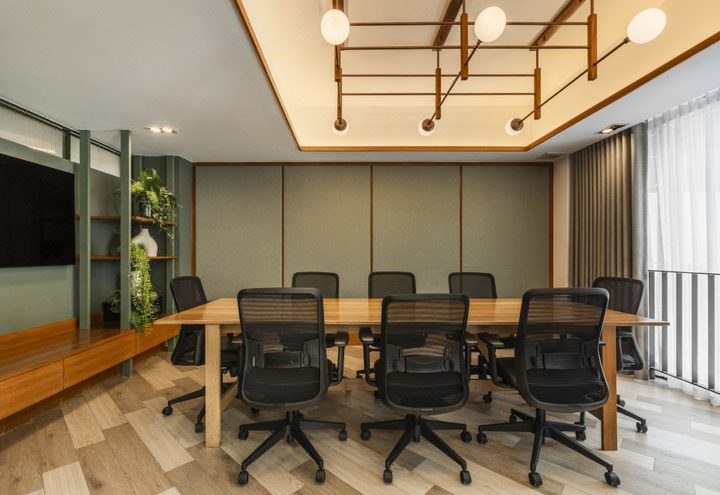 의자가 둘러싼 긴 회의 테이블