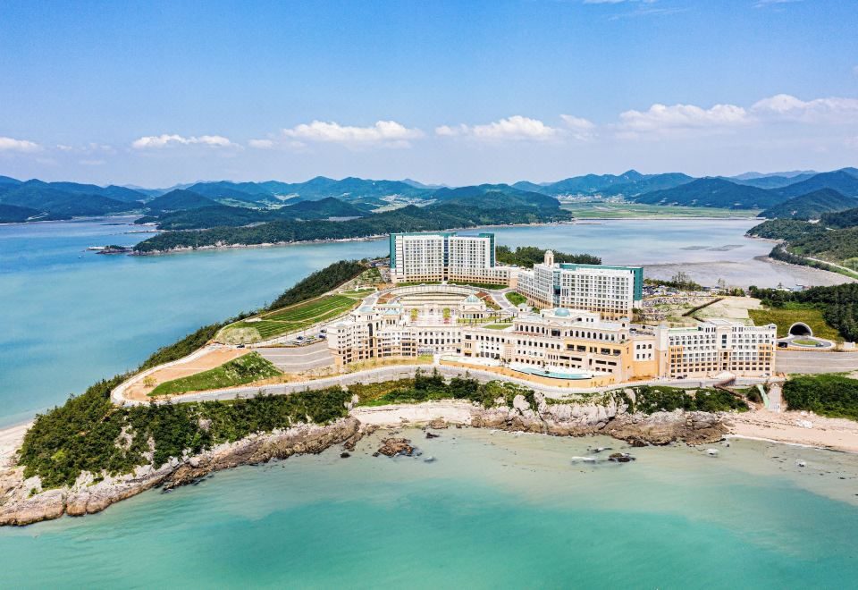 하늘에서 본 리조트와 바다