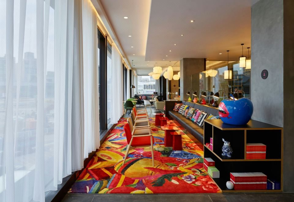 알록달록한 카펫과 책장이 있는 라운지