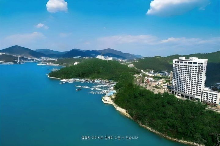 섬과 바다 옆 호텔 건물