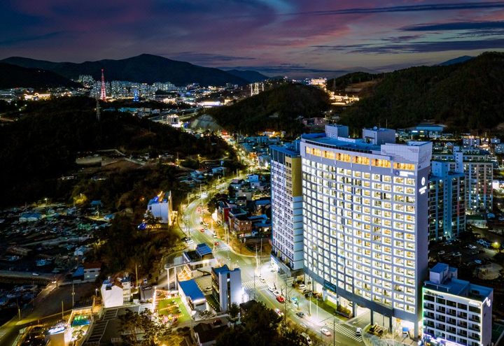 밤에 위에서 본 호텔과 돌산 바다