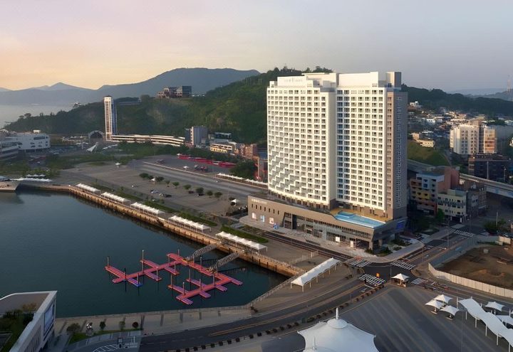 호텔 앞 요트 선착장