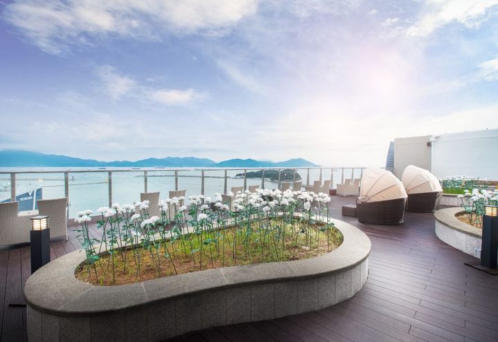 바다가 보이는 야외 테라스