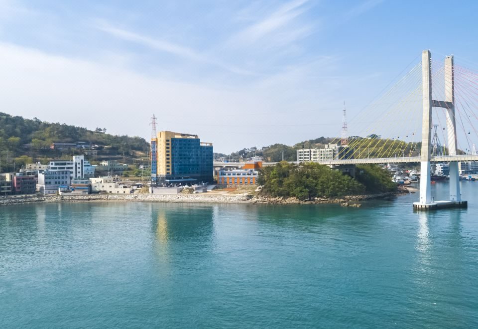 바다 건너에서 본 호텔과 다리