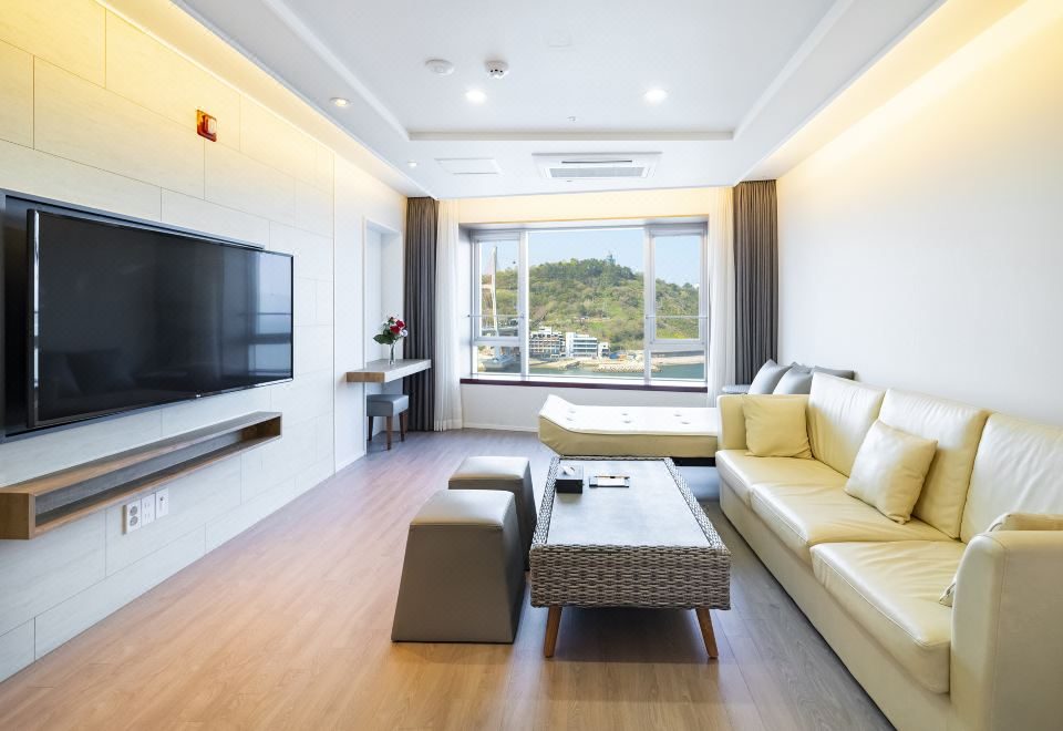 소파와 큰 TV가 있는 스위트 거실