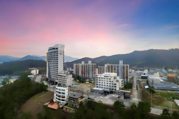해 질 녘 호텔과 바닷가 마을